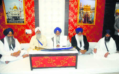 Giani Gurbachan Singh shows apology letter by UAE Gurdwara management during a meeting of Jathedars on Dec. 14