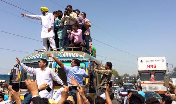 Bhagwant Mann joins protesters at Laduwal