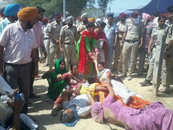 Another view of lathicharge outside Badal Dal conference at Talwandi Sabo