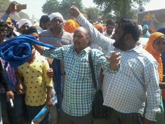 Another view of lathicharge outside Badal Dal conference at Talwandi Sabo