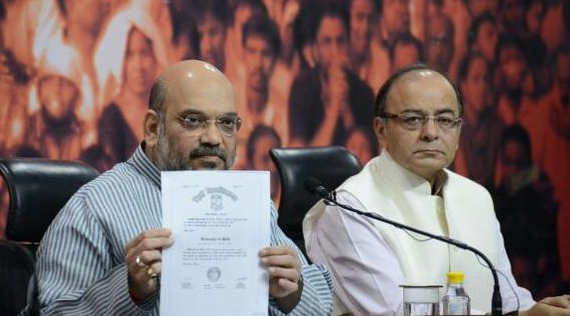 Amit Shah and Arun Jaitley displaying degree certificates of Narendra Modi