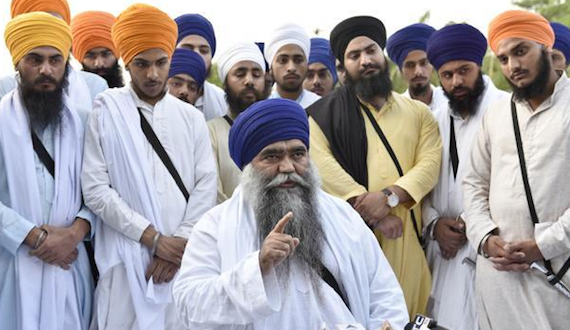 Baba Harnam Singh Dhumma addressing the media persons about attack on Bhai Ranjit Singh Dhadrianwale by Taksal men