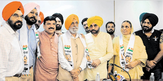 Tohra Family being welcomed to AAP by party leaders during press conference at Sector 36, Chandigarh (on August 30)