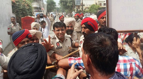 Police prevents journalists from marching towards Bikram Majithia's house