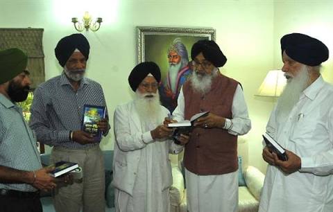 Kirpal Singh Badungar with Parkash SIngham Badal and others [File Photo]