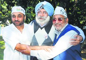 Dr. Dharamvir Gandhi (R) with Bhagwant Mann (L) and Harwinder Singh Phoolka (C) [File Photo]