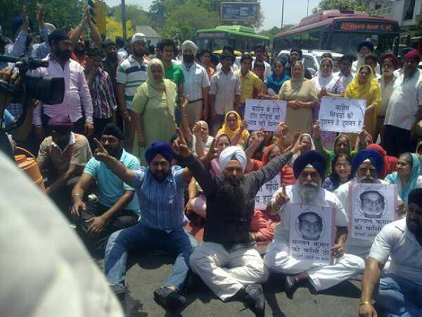 Mathura Road blocked by Sikhs in protest against acquittal of Sajjan Kumar (May 03, 2013)