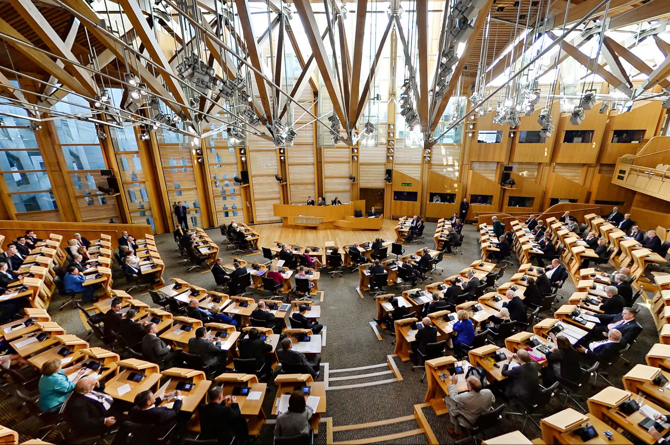 Парламент в новом свете. Парламент Шотландии. Парламент Шотландии в Эдинбурге. Парламент Шотландии 2022. Здание парламента Шотландии.