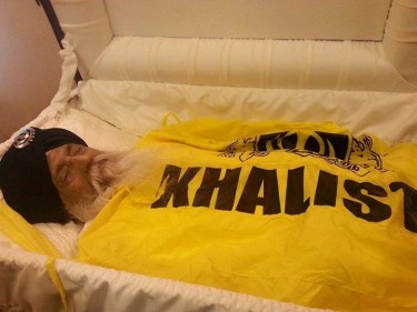 Professor Uday Singh’s body was draped with the flag of Khalistan at the public viewing—his support for Khalistan was strong throughout his life.